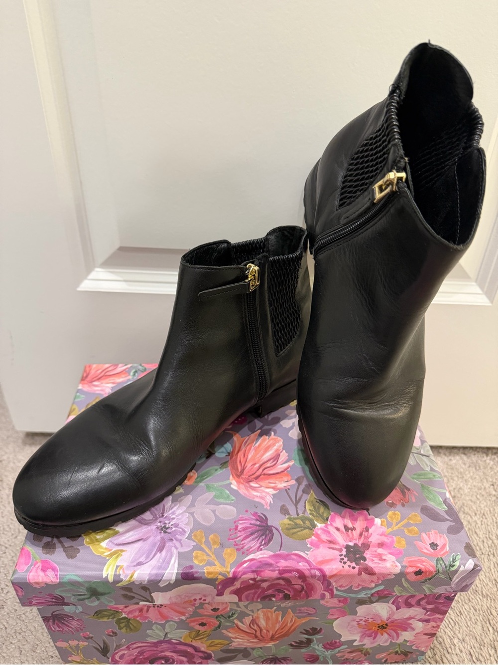Sudini Black Leather Ankle Boots Lug Sole Zip Chelsea Booties Size 9